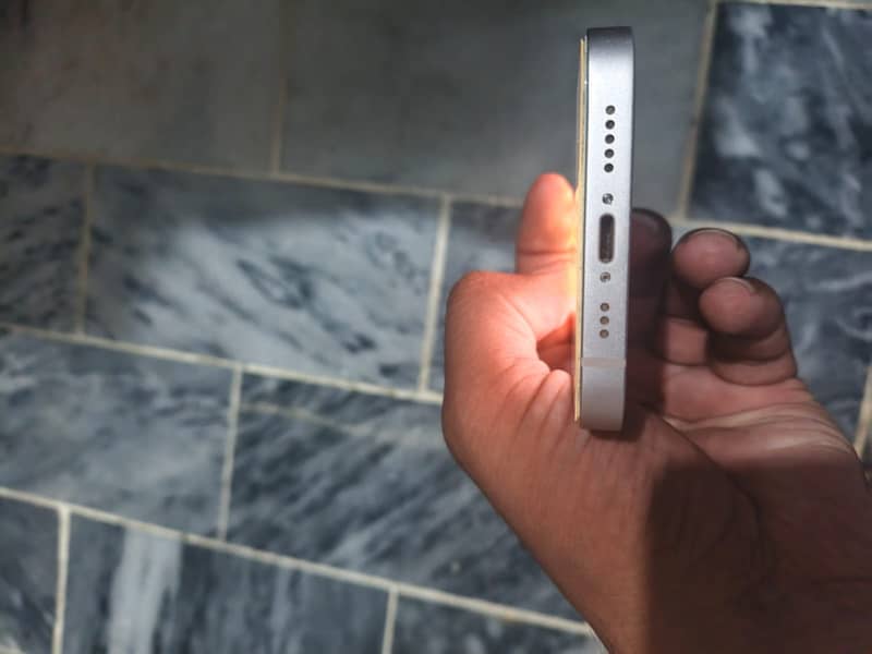 Apple iPhone 13 5