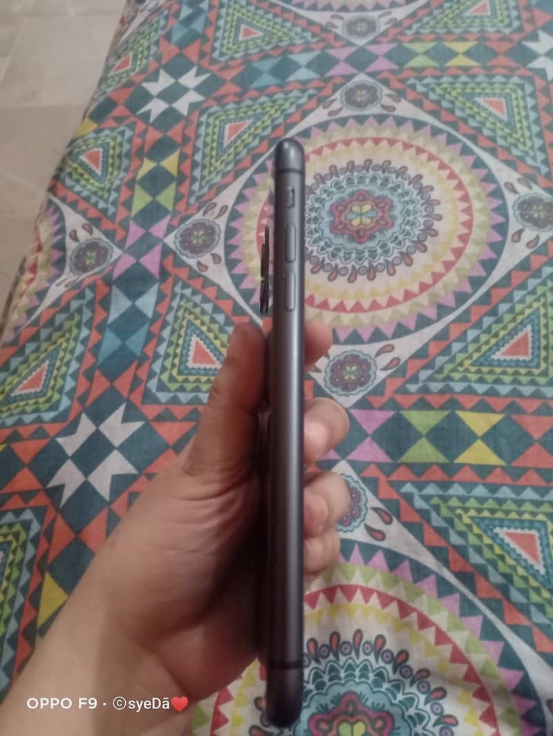 Apple iPhone 11 4