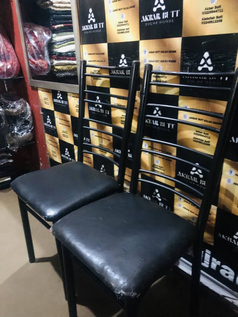 2 chairs 0