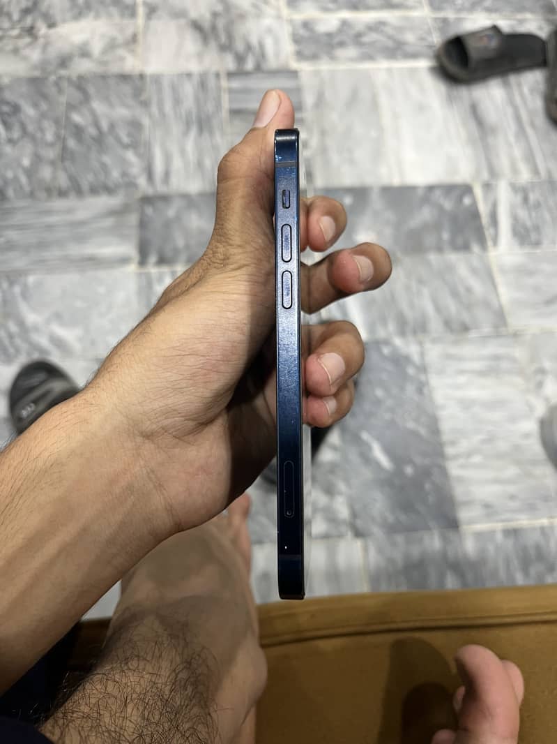 Apple iPhone 12 4