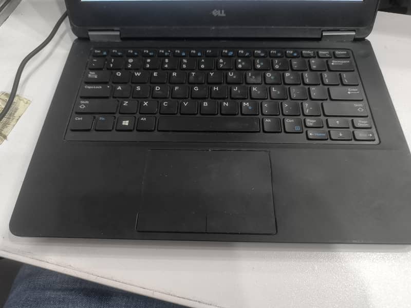 Dell Latitude E5270 1