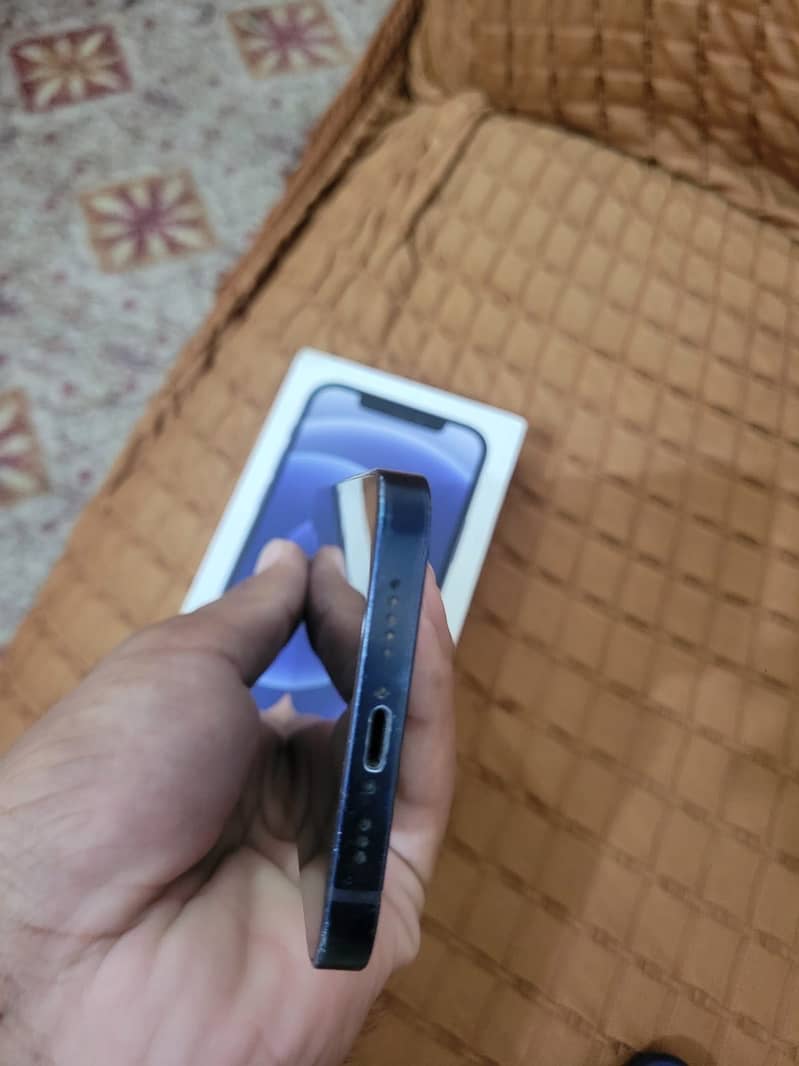 Apple iPhone 12 4