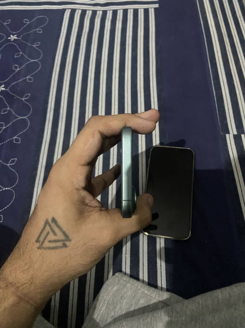 Apple iPhone 16 2