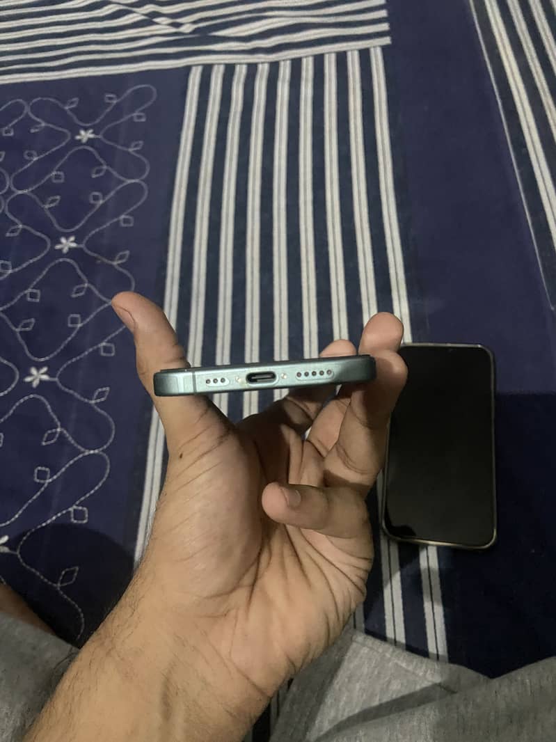Apple iPhone 16 4