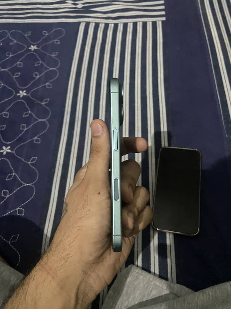 Apple iPhone 16 6