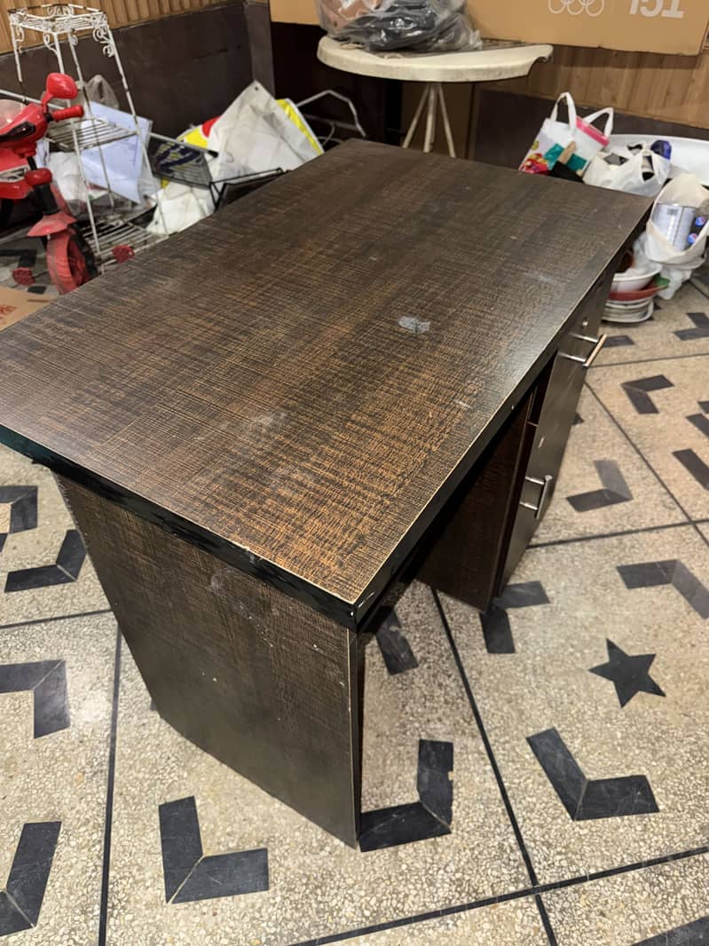 Computer table like new condition 1