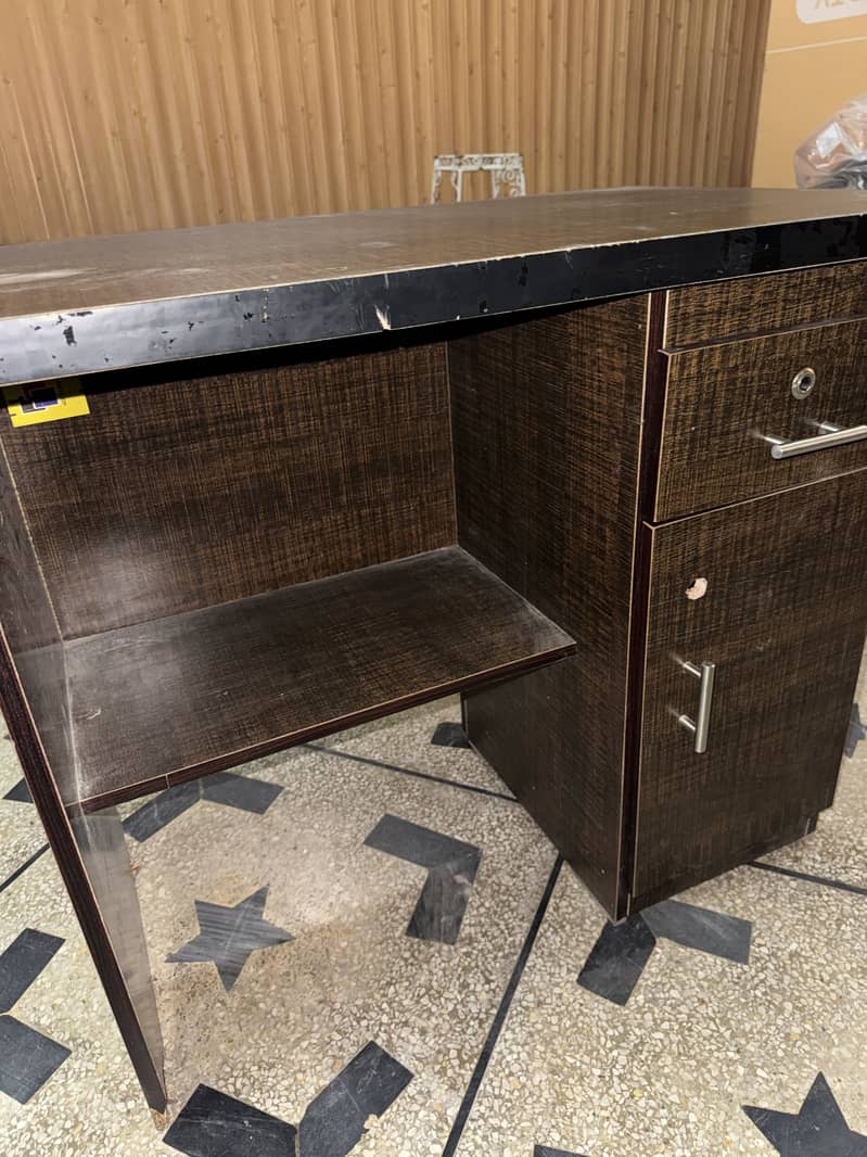 Computer table like new condition 2