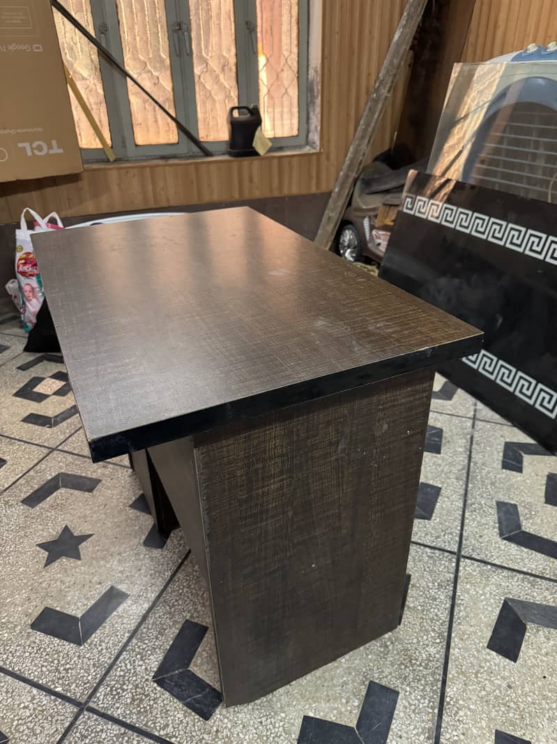 Computer table like new condition 3