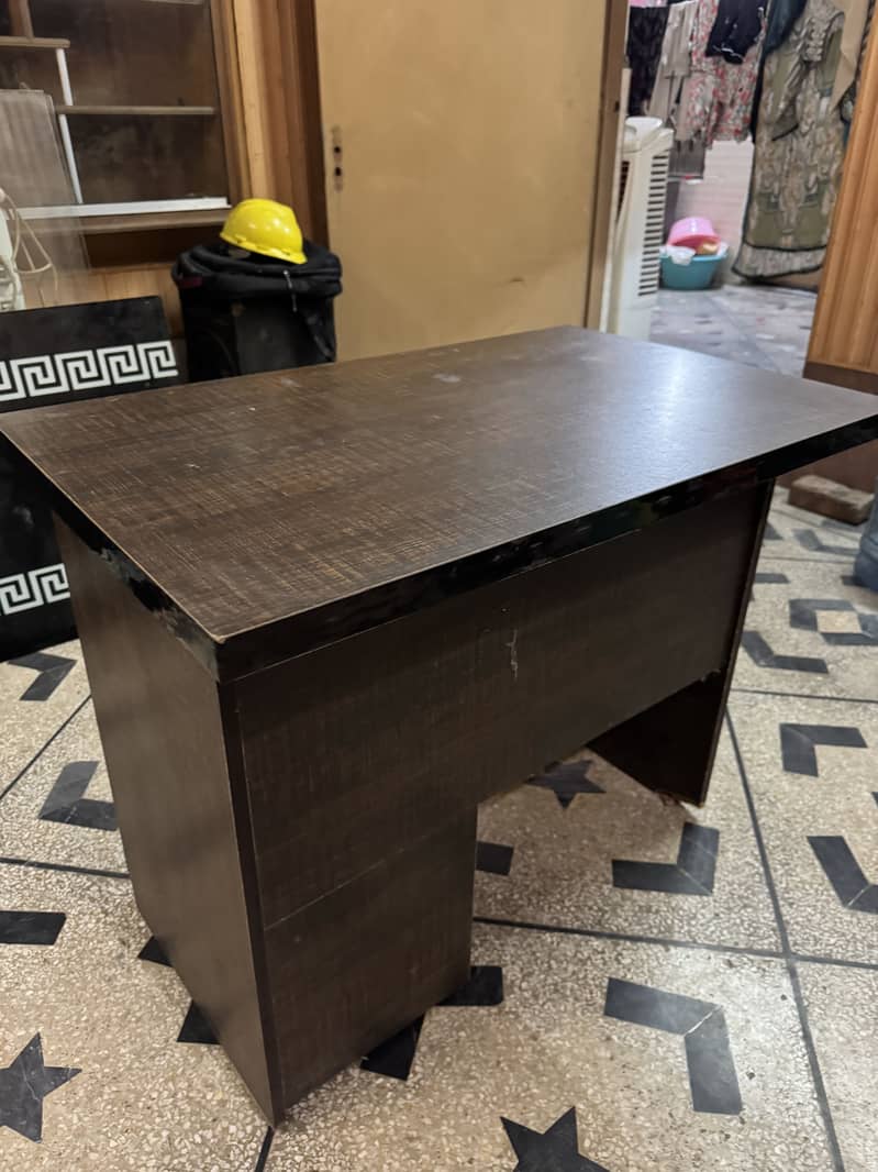 Computer table like new condition 4