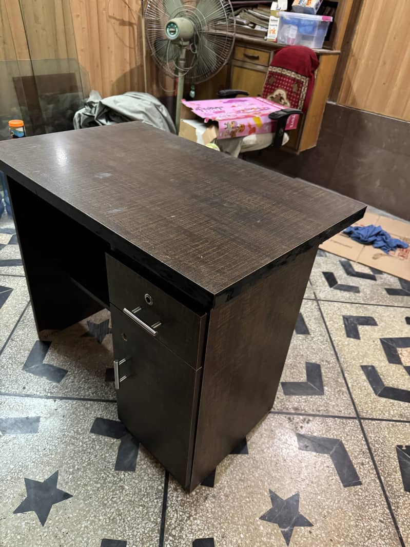 Computer table like new condition 5