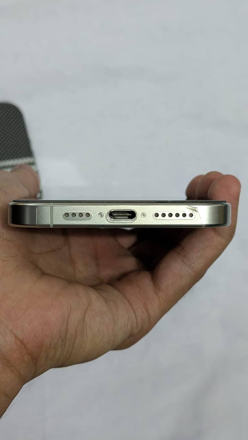 Apple iPhone 15 Pro Max 4