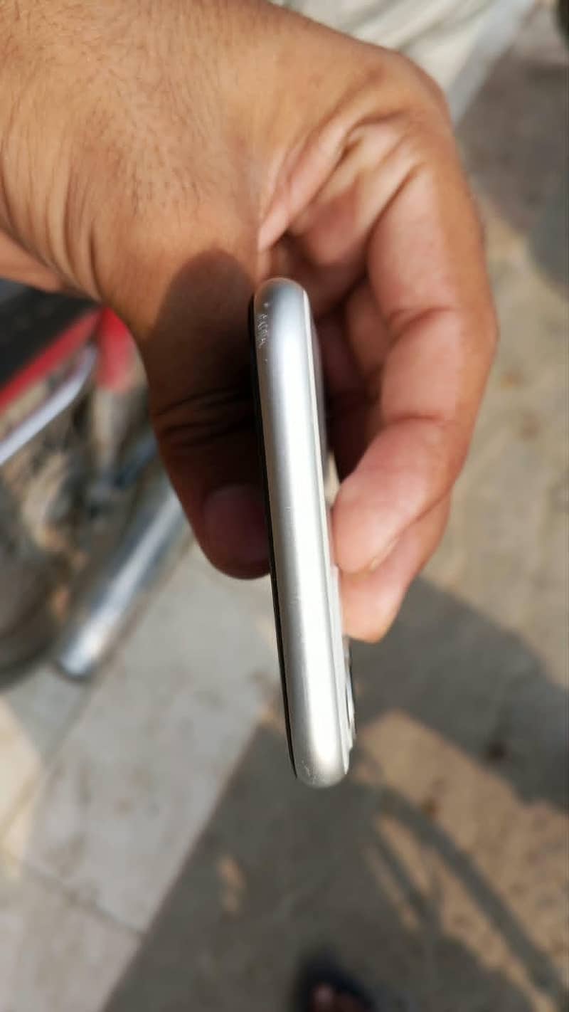 Apple iPhone 11 0