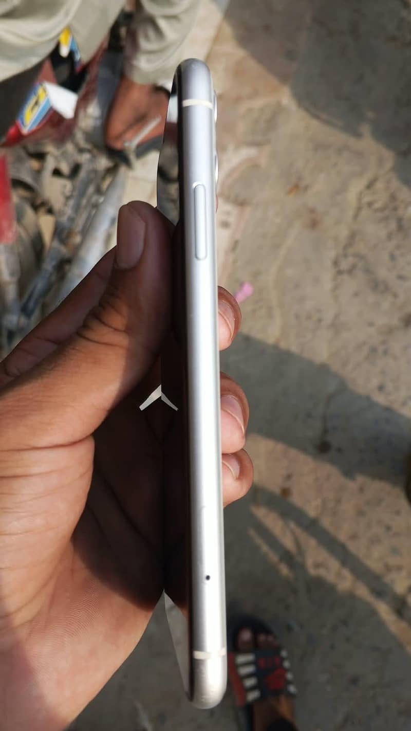 Apple iPhone 11 4