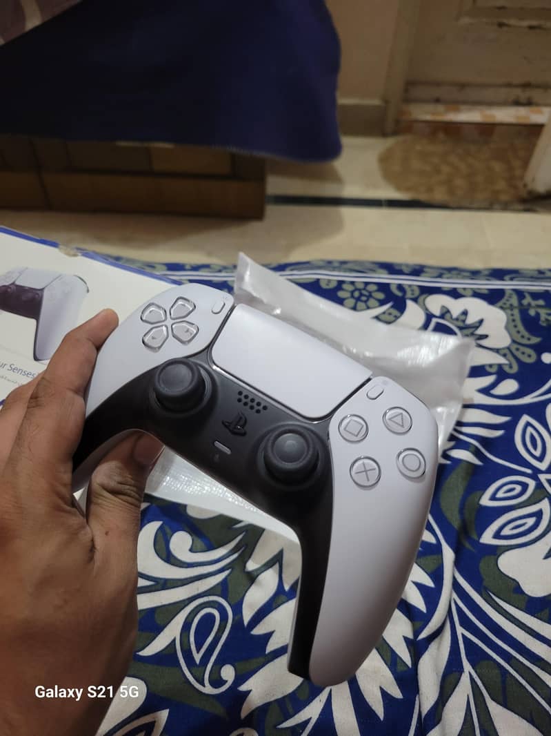 ps5 controller  just like new 1