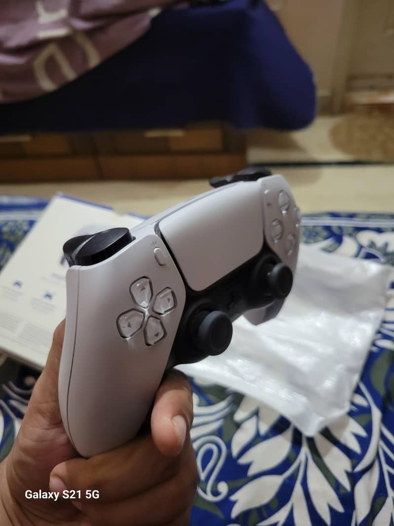 ps5 controller  just like new 4