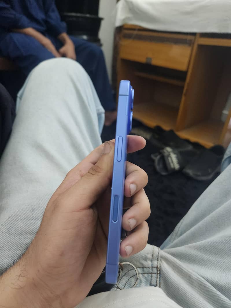 Apple iPhone 16 4