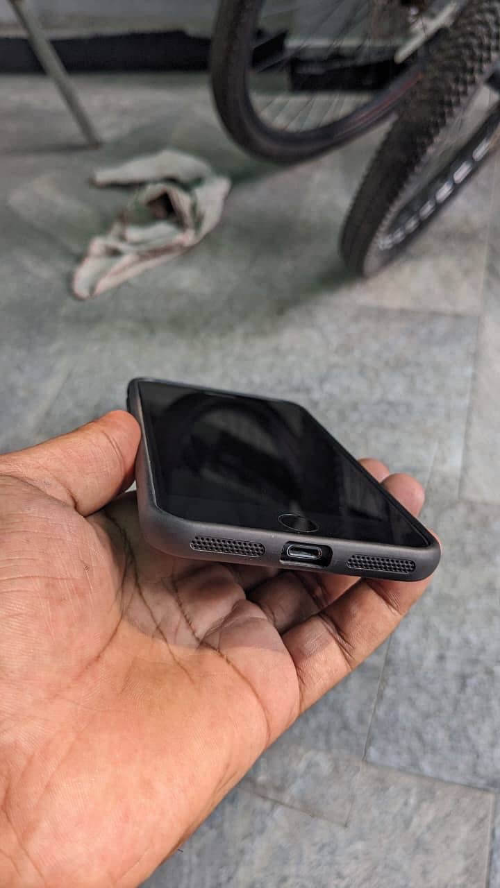 Apple iPhone 7 Plus 9