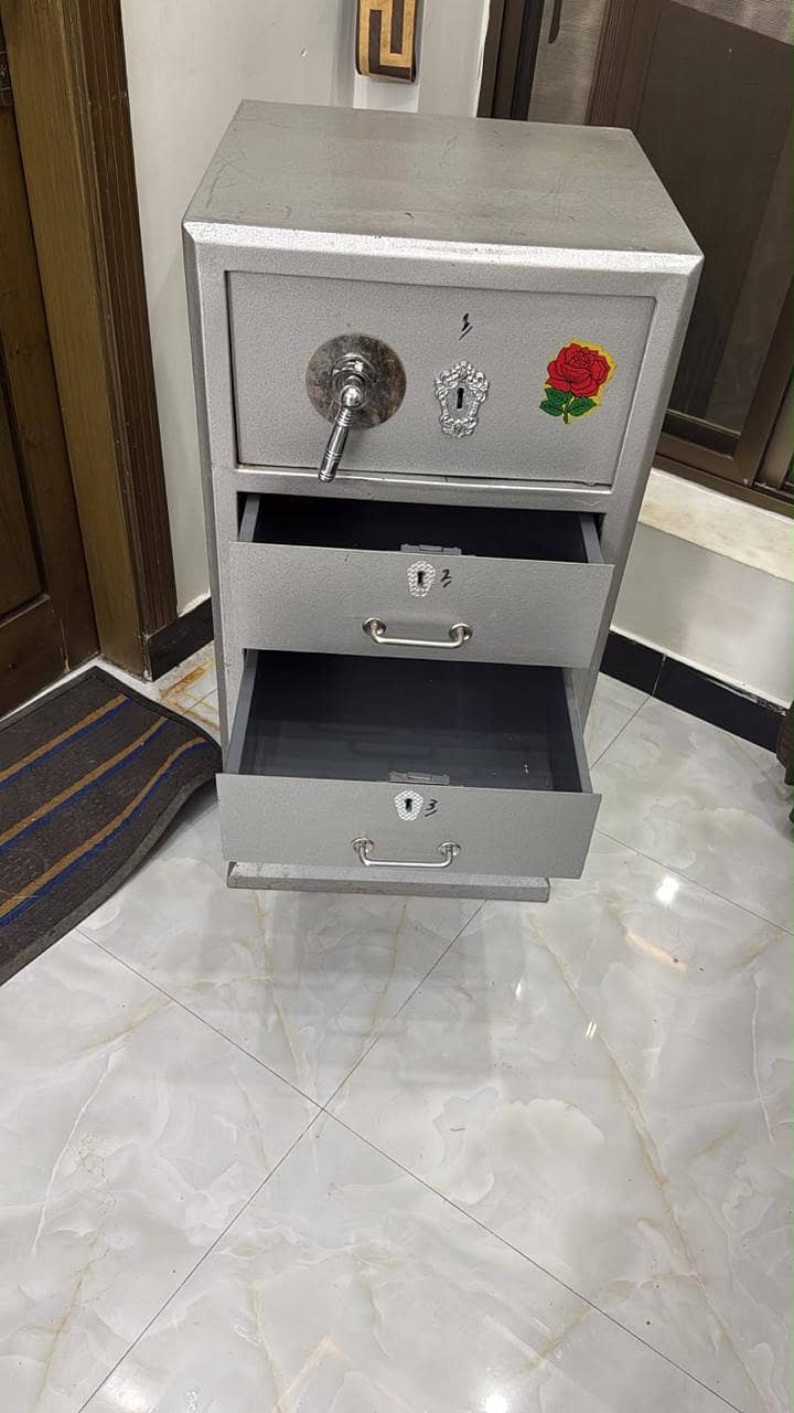 locker 1