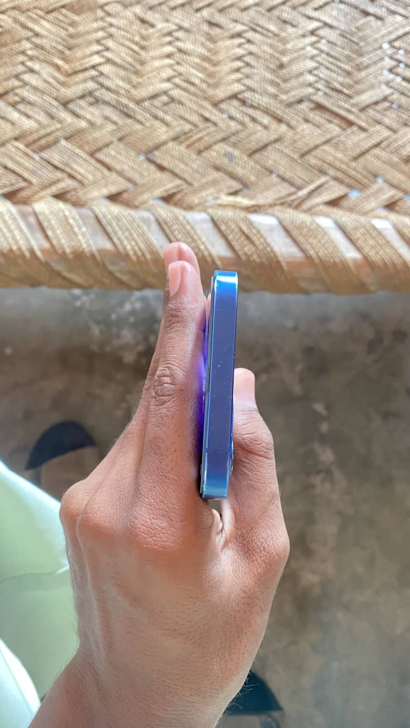 Apple iPhone 12 4