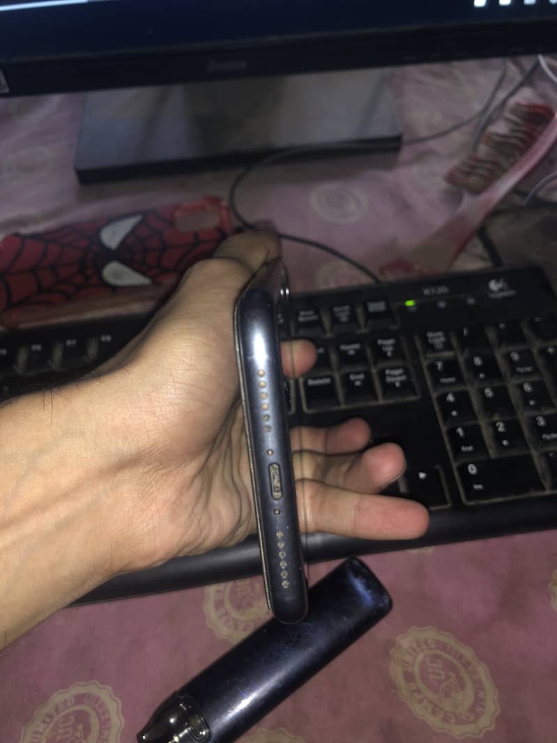 Apple iPhone 11 4