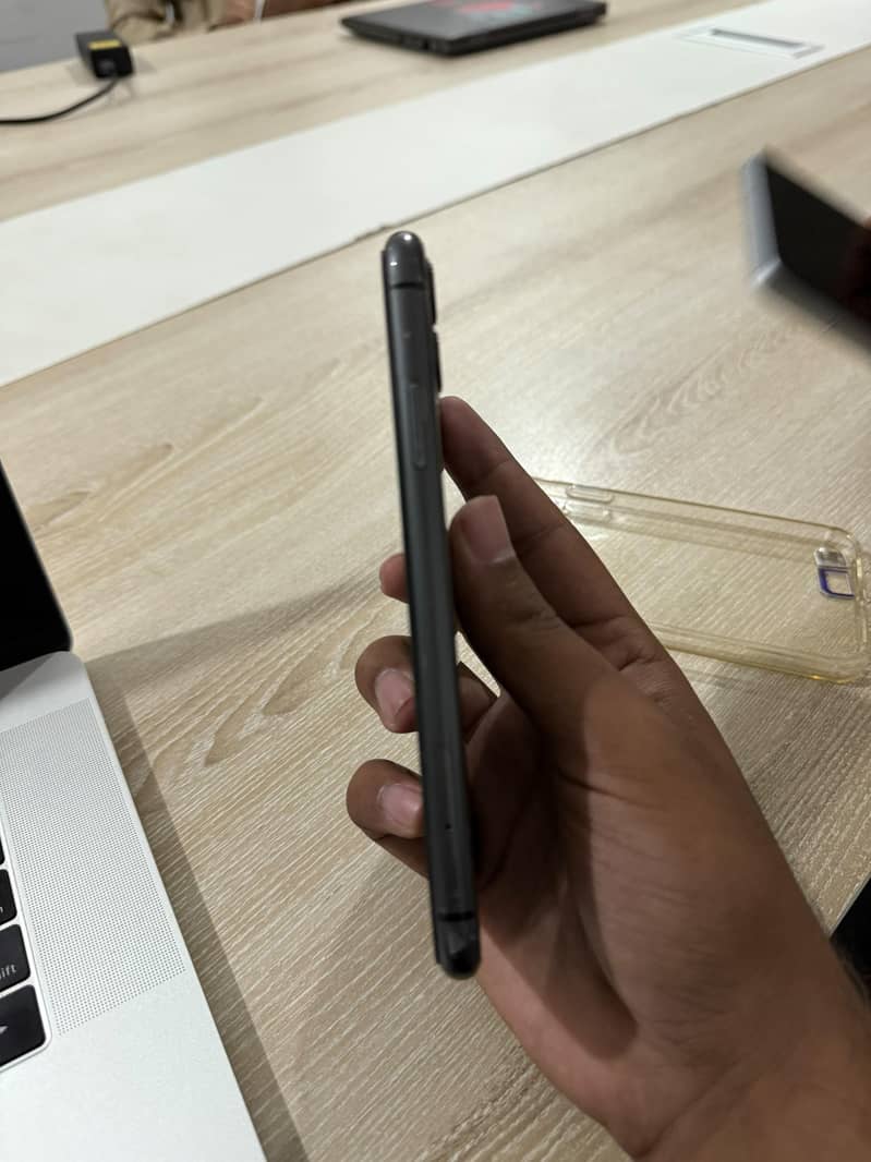 Apple iPhone 11 4