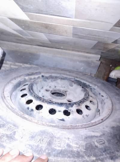 honda city k tyres hein or uski stapni hai