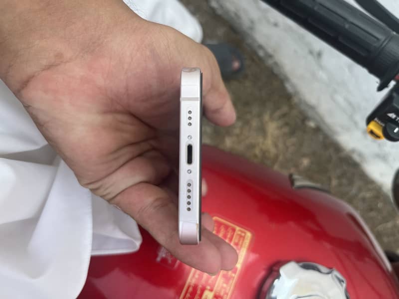 Apple iPhone 13 0