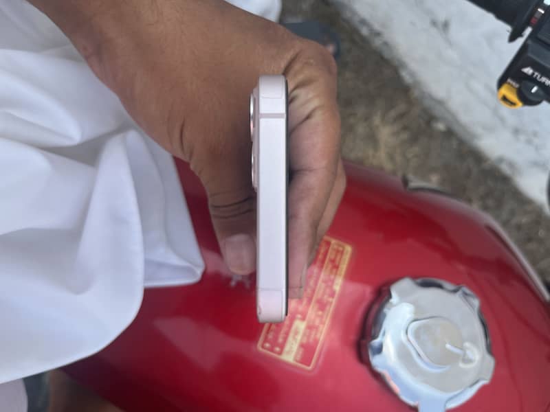 Apple iPhone 13 1