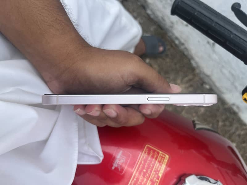 Apple iPhone 13 2