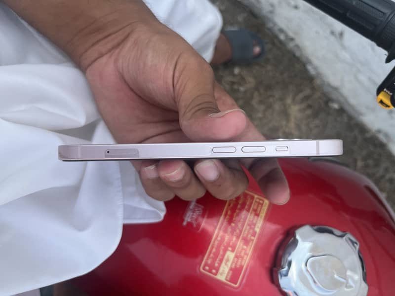 Apple iPhone 13 5