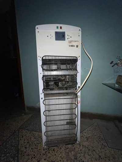 Pel water dispenser