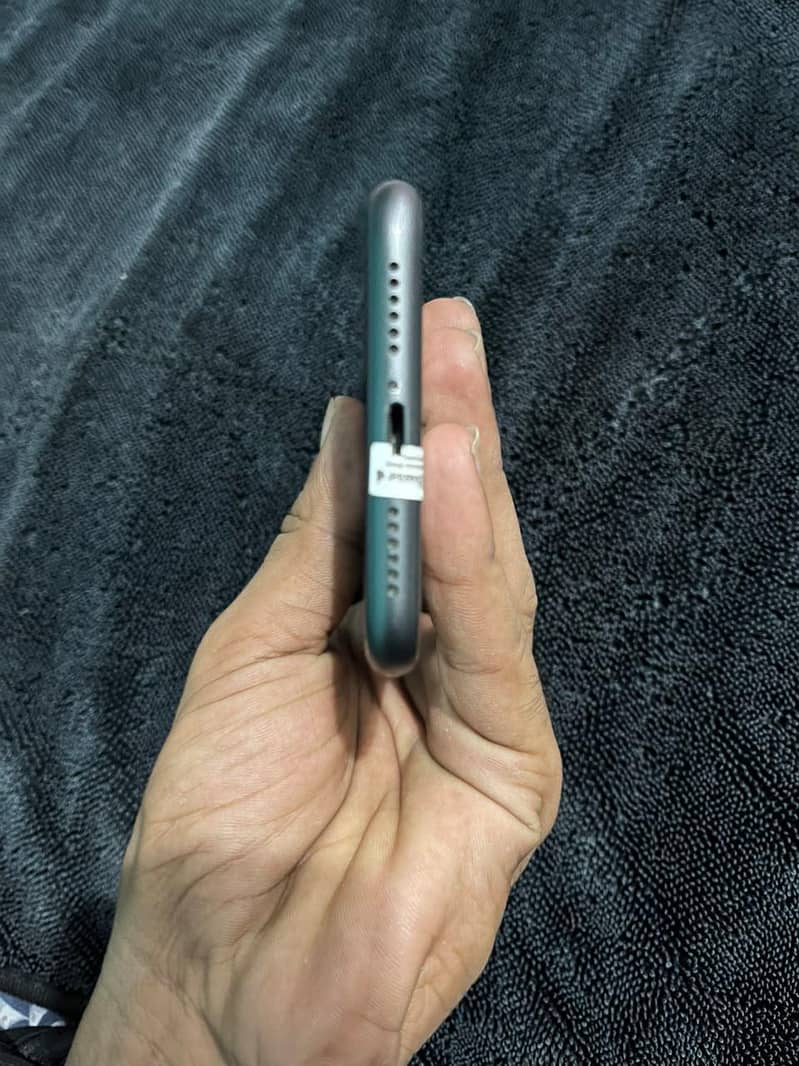 Apple iPhone 11 4