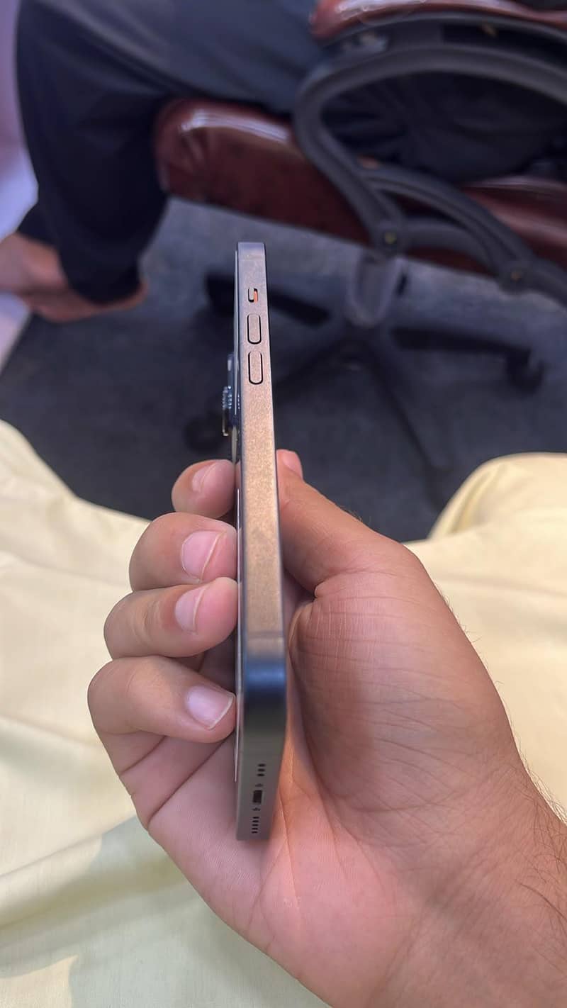 Apple iPhone 13 2