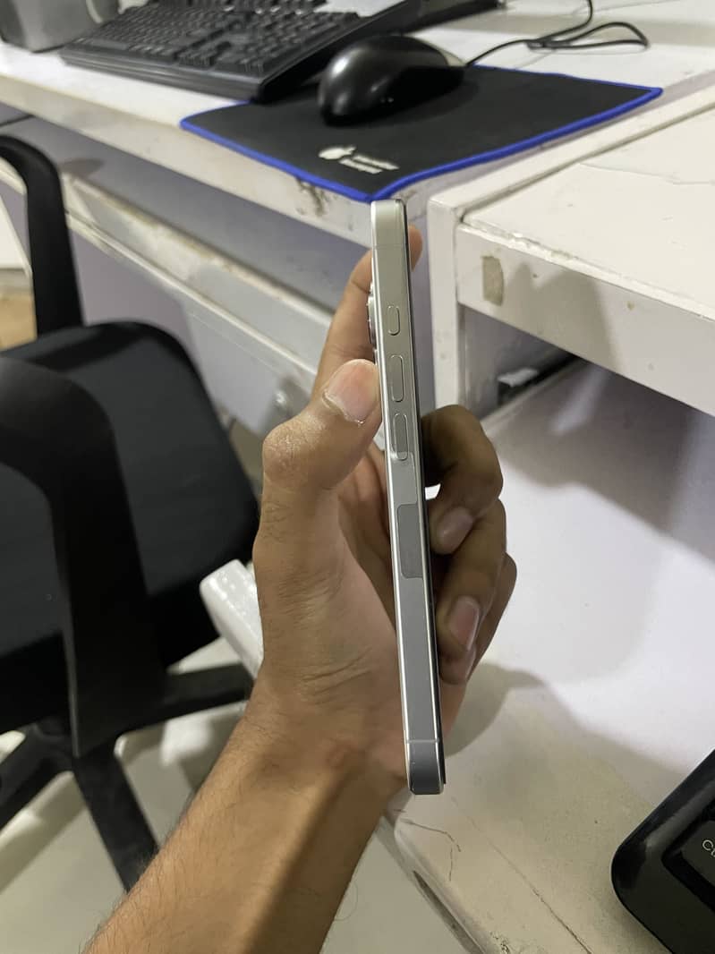 Apple iPhone 16 Pro 1