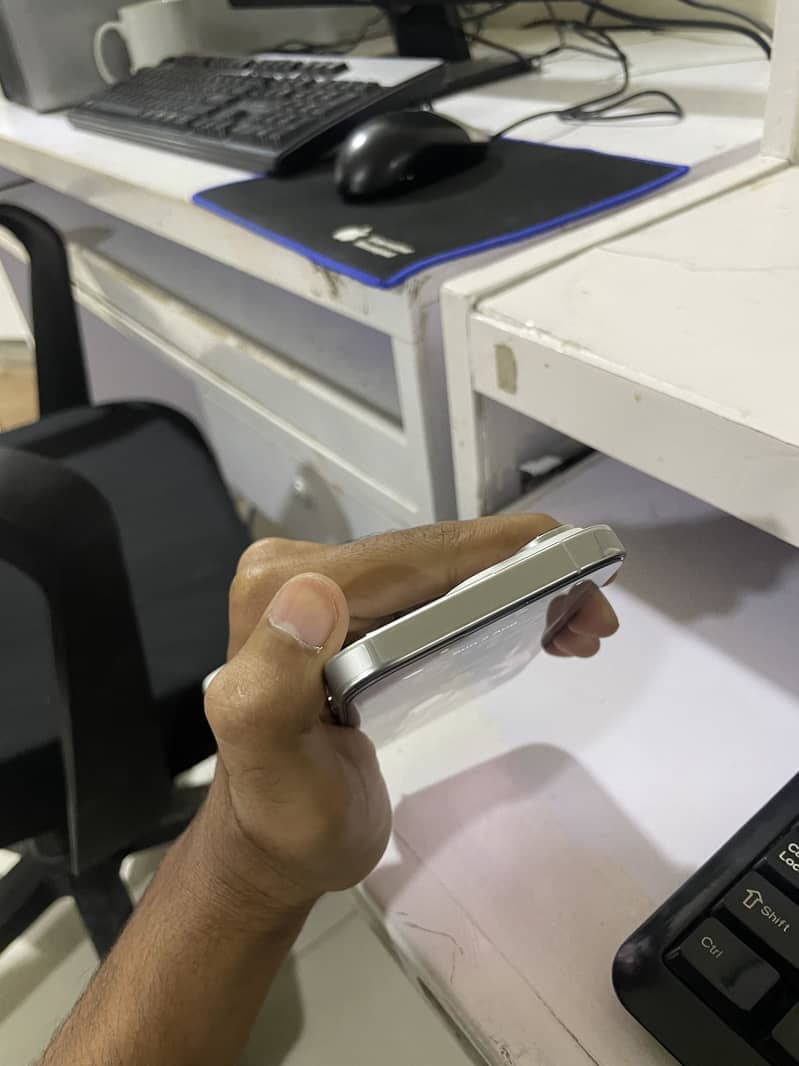 Apple iPhone 16 Pro 2