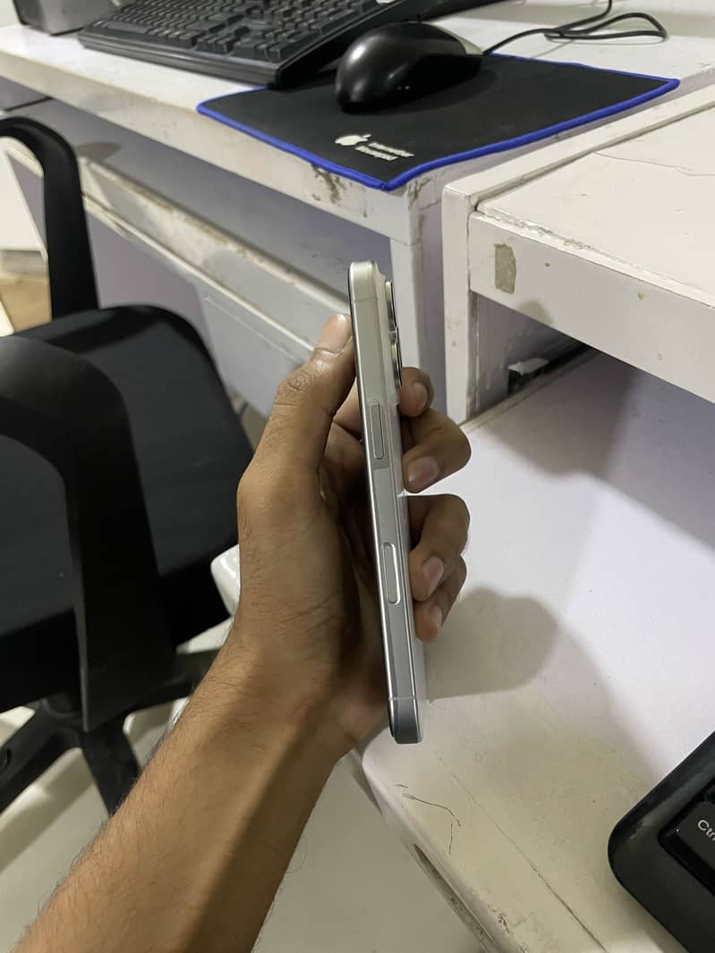 Apple iPhone 16 Pro 3