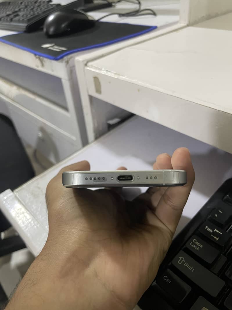 Apple iPhone 16 Pro 4