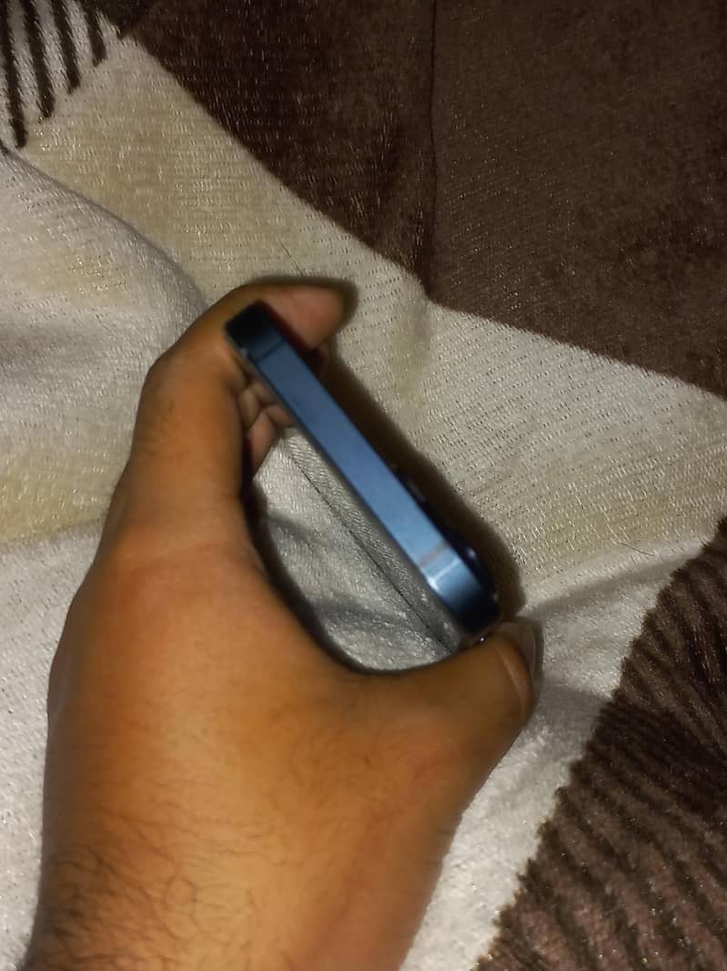 Apple iPhone 13 8