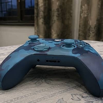 Xbox Wireless Controller White and Neil blue – Good Condition