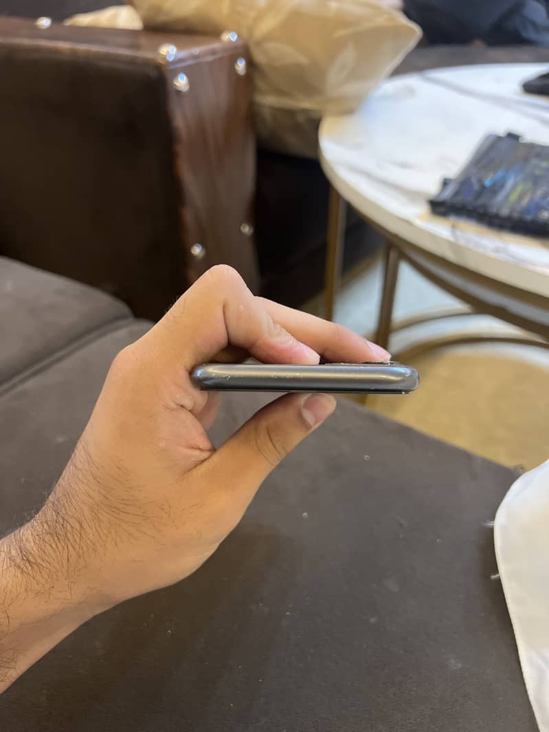 Apple iPhone 11 4