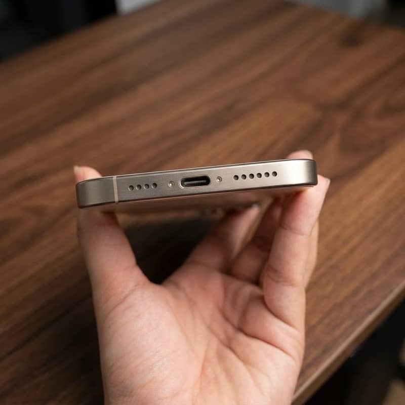Apple iPhone 16 Pro Max 3