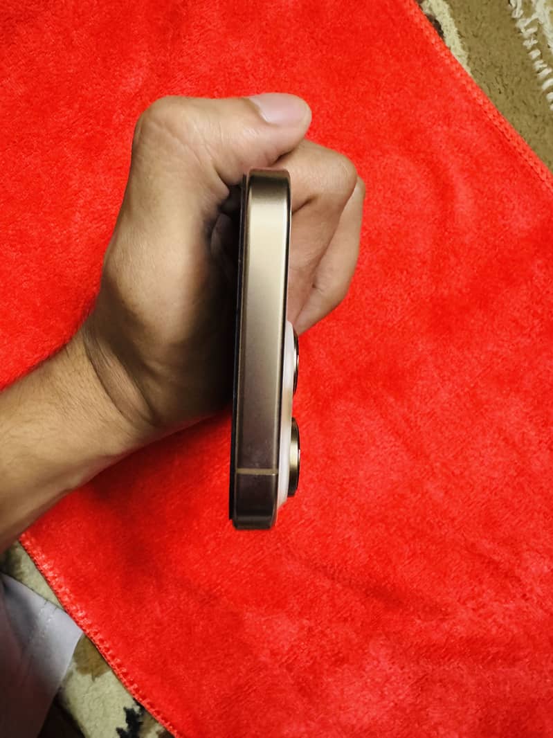 Apple iPhone 16 Pro 2
