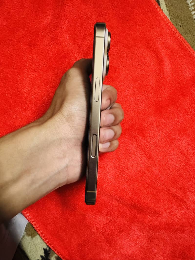 Apple iPhone 16 Pro 4