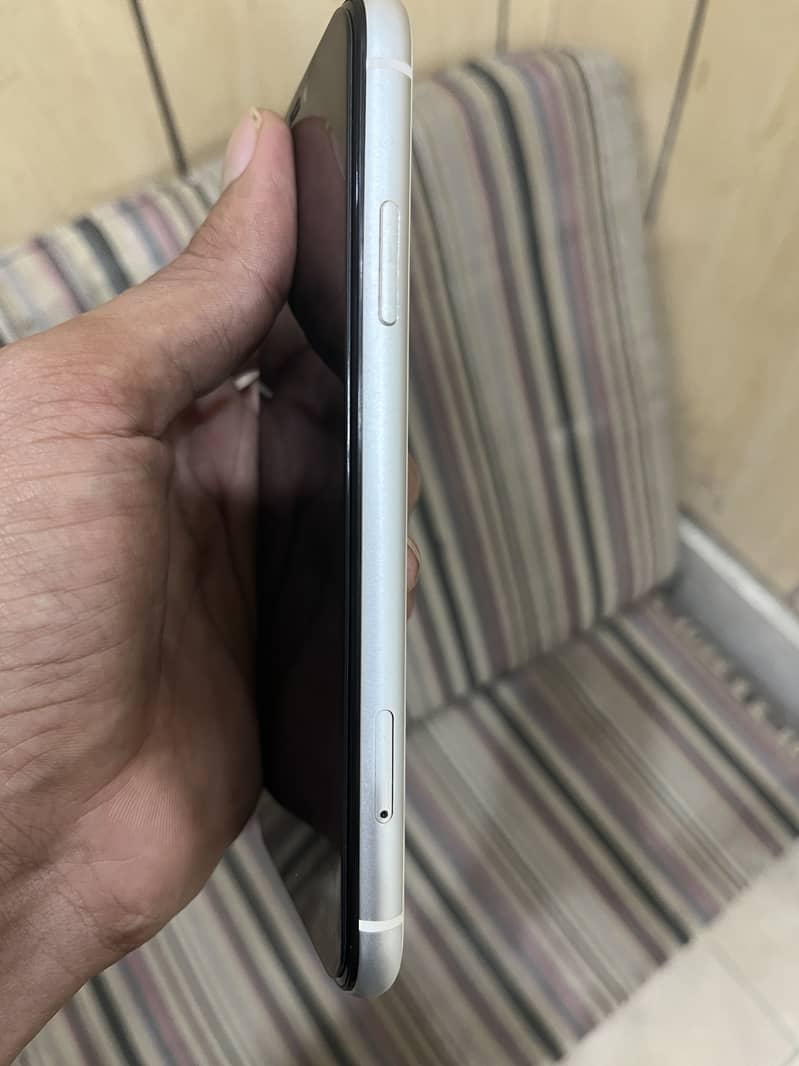 Apple iPhone 11 3