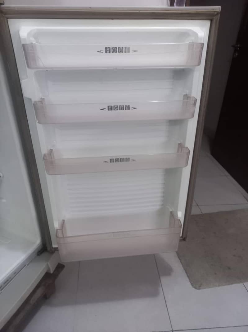 Good condition fridge 9