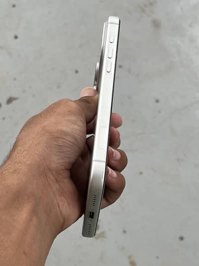iPhone 17 pro max jv white colour