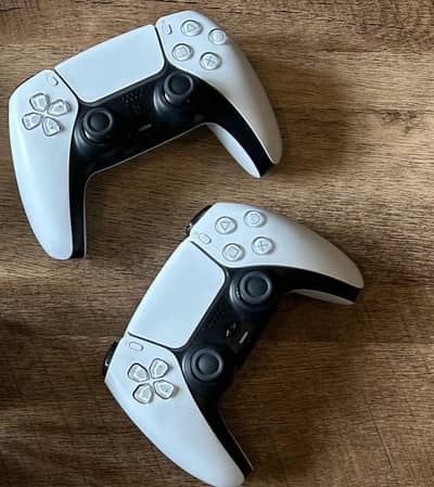 ps5 controller white or black be available