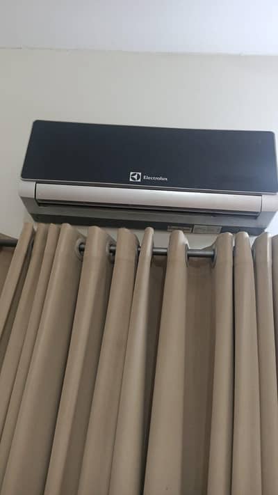 1 ton Electrolux AC, 10/10 condition