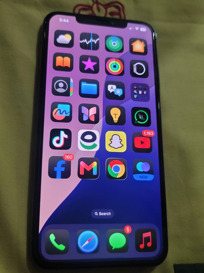 Apple iPhone XS Max 4