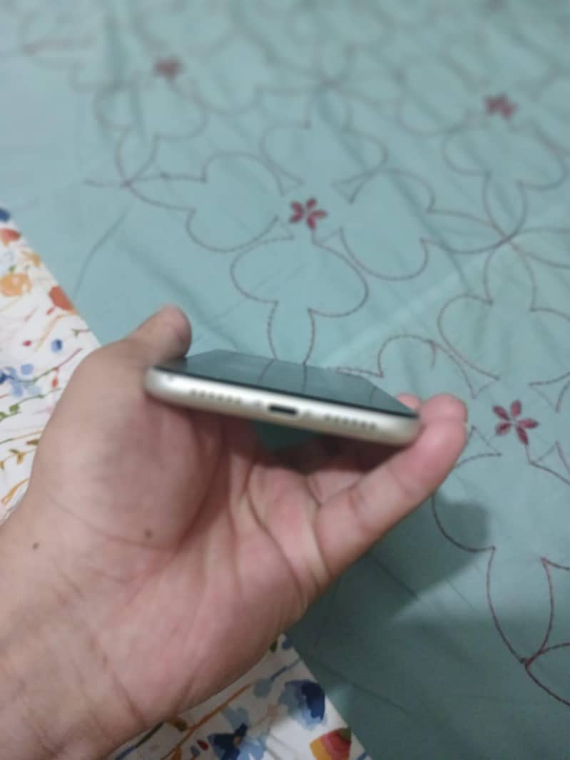 Apple iPhone 11 4